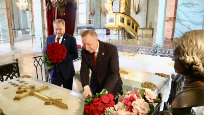 Александр Беглов возложил цветы к надгробию Петра Первого