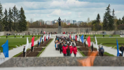 Более сотни юных петербуржцев почтили подвиг защитников отечества на Пискаревском кладбище