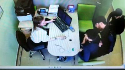 Двое агрессивных мужчин пытались отнять у петербуржца сумку с валютой в банке