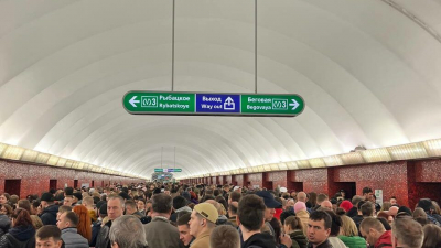 В движении поездов на зелёной ветке петербургского метро произошёл сбой