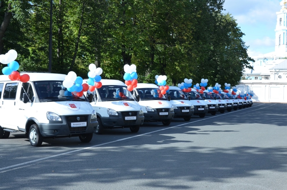 Многодетные семьи из Петербурга получили 84 микроавтобуса от правительства города - tvspb.ru
