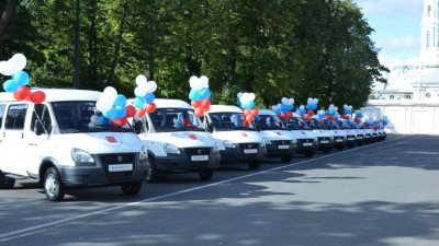 Многодетные семьи из Петербурга получили 84 микроавтобуса от правительства города