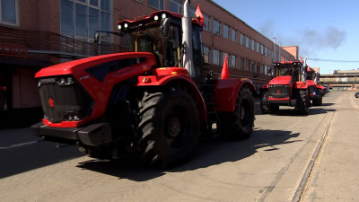 «Петербургский тракторный завод» организовал автопробег по местам боевой славы накануне Дня Победы