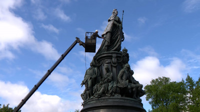 Памятник Екатерине II на площади Островского очистили от зимней пыли и грязи