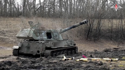 Минобороны показало кадры работы расчетов самоходных артиллерийских установок «Акация»