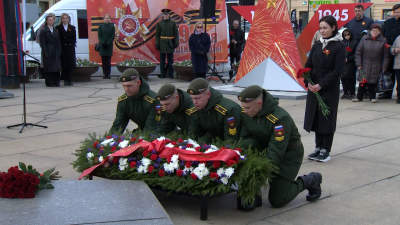 Петербуржцы возложили цветы к монументу «Городу-герою Ленинграду»