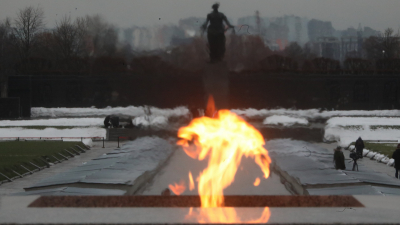 Петербуржцам рассказали, откуда берется газ в Вечных огнях города