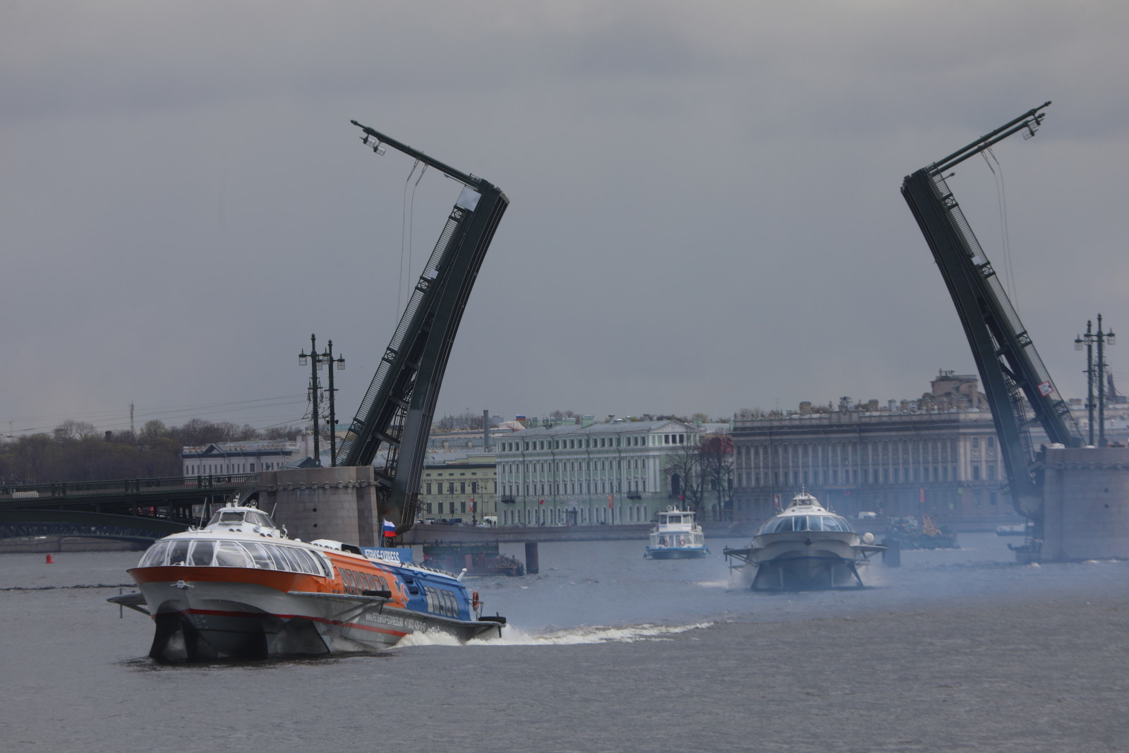 В Петербурге запустили паромную переправу, которая будет дублировать  Биржевой мост