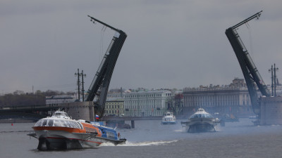 В Петербурге запустили паромную переправу, которая будет дублировать Биржевой мост