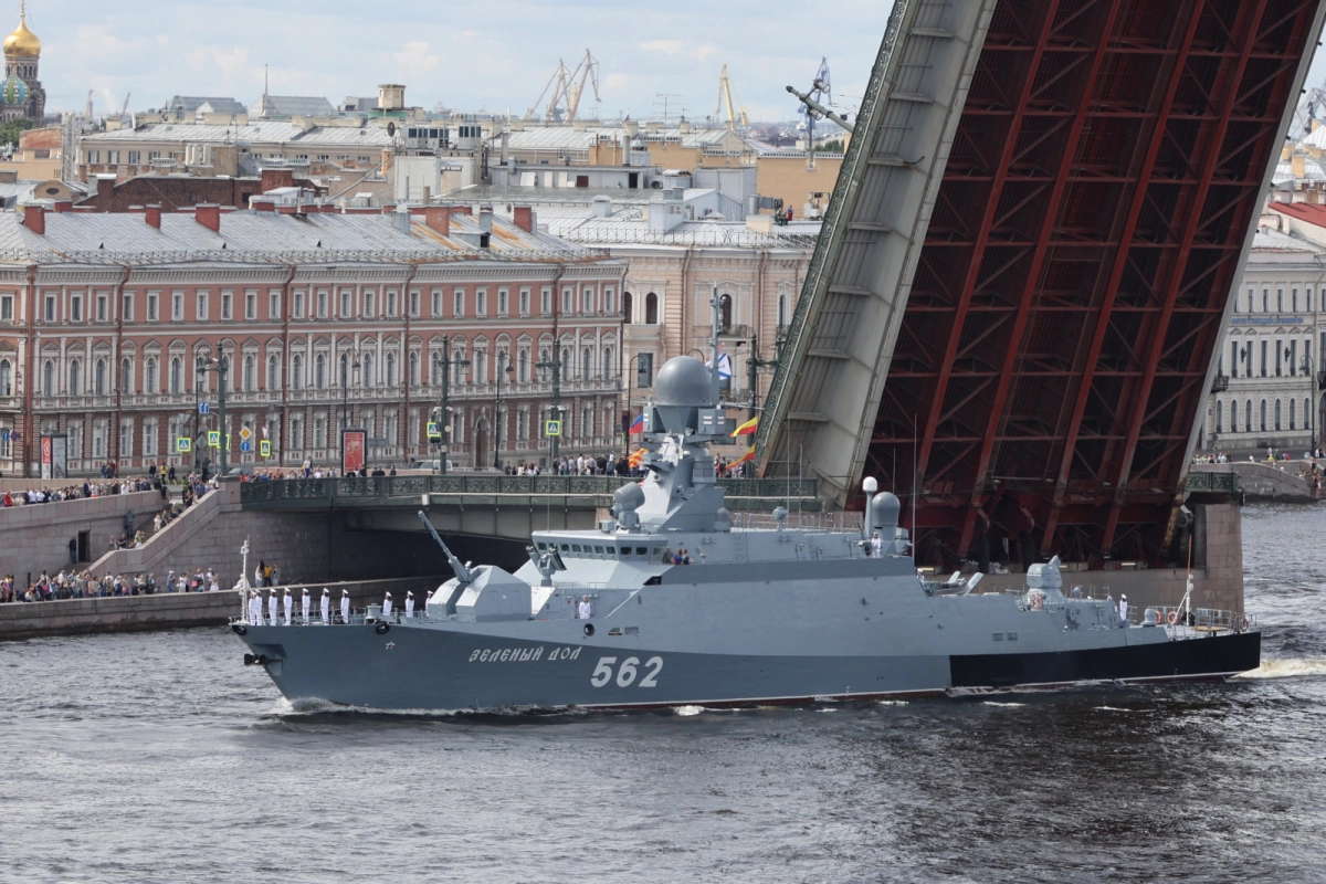 Во время подготовки и проведения Главного Военно-морского парада в Петербурге запретили движение маломерных судов - tvspb.ru