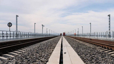 Движение по второму железнодорожному пути Крымского моста открыли раньше срока