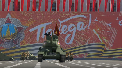 Танк Т-34 возглавил колонну техники на петербургском параде Победы