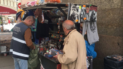 С начала недели проверяющие изъяли более сотни сувениров у торговцев на Дворцовой площади