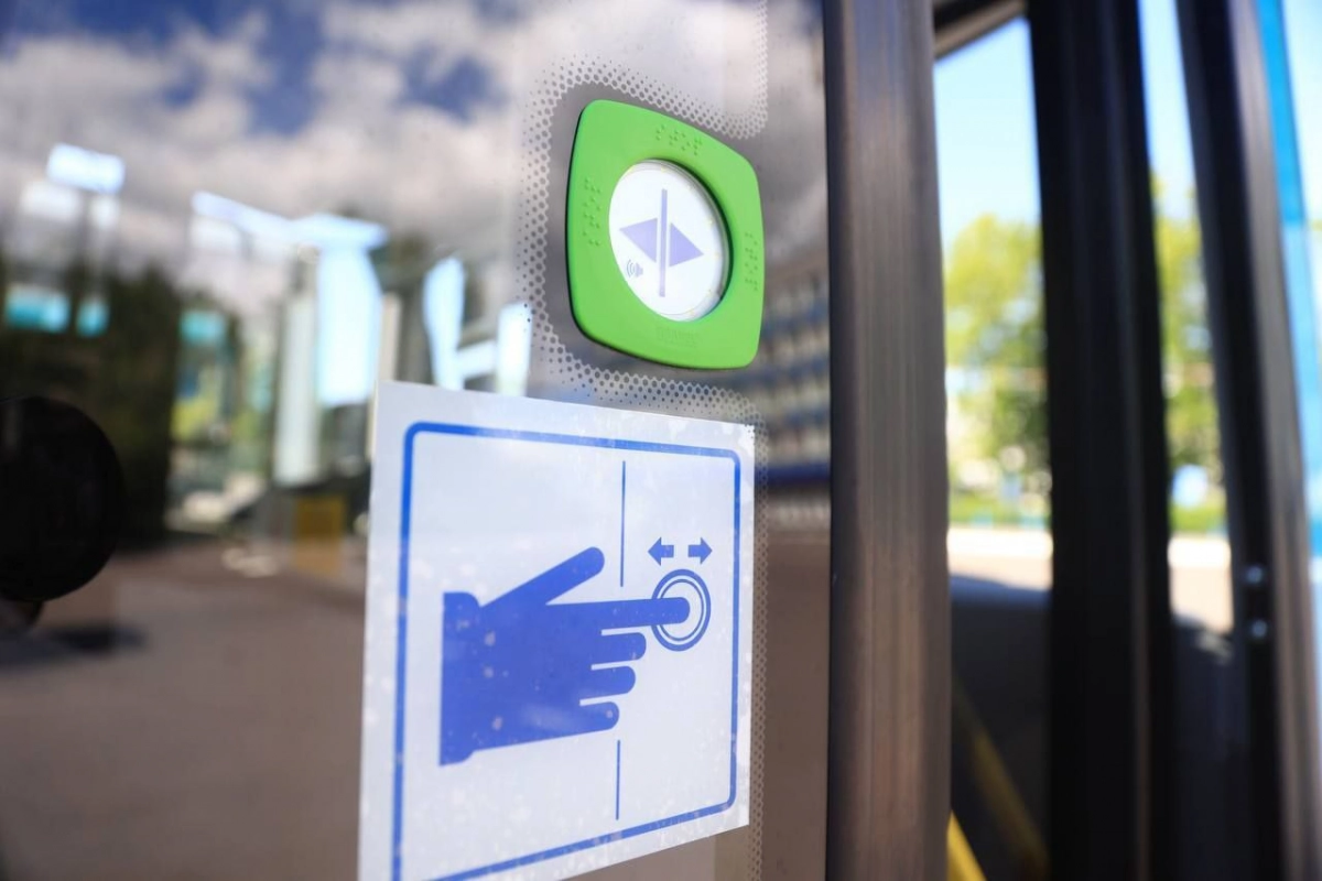 В 398 автобусах Петербурга заработает система адресного открытия дверей - tvspb.ru