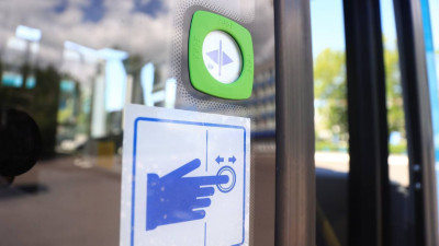 В 398 автобусах Петербурга заработает система адресного открытия дверей