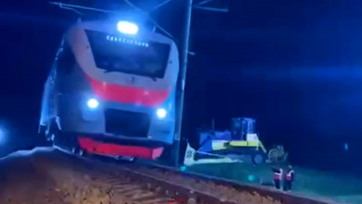 Движение на поврежденном участке железной дороги в Крыму восстановили