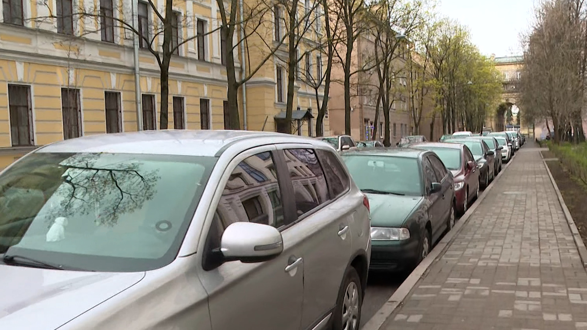 Жители Петроградского района начали подавать документы на парковочные разрешения