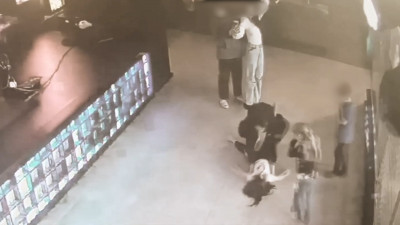 Появилось видео из ресторана, где петербуржец уронил ребенка на пол во время танца