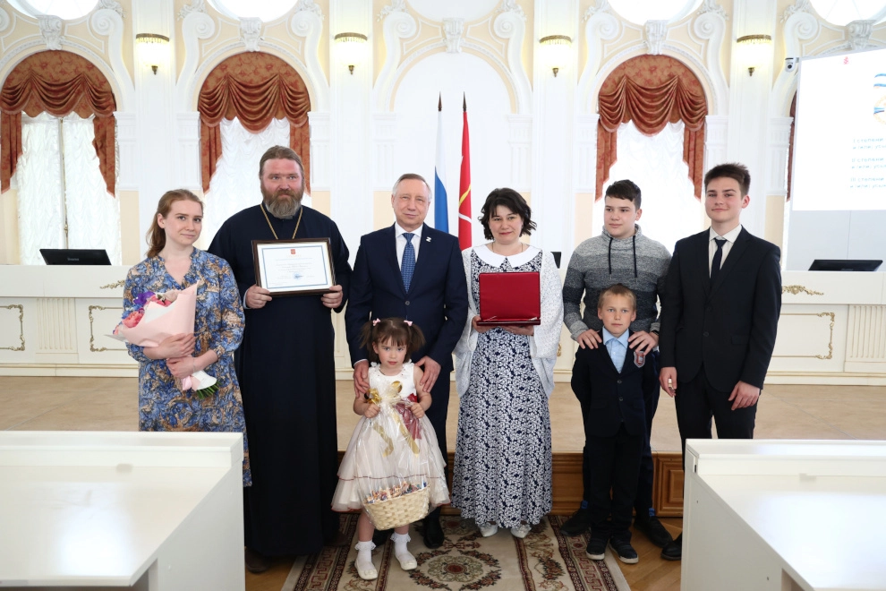 Александр Беглов наградил 15 многодетных семей из Петербурга - tvspb.ru