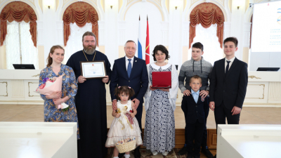 Александр Беглов наградил 15 многодетных семей из Петербурга