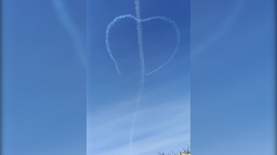 В небе над Сосновым Бором самолет «нарисовал» сердечко