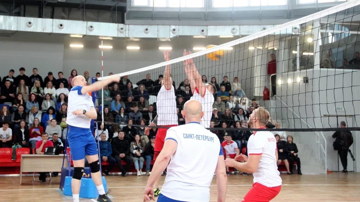 Реконструированный петербургскими строителями спорткомплекс Мариуполя принял первый матч - tvspb.ru