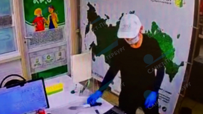 Мужчина в медицинской маске и с тесаком ограбил офис микрокредитной организации в Пушкине