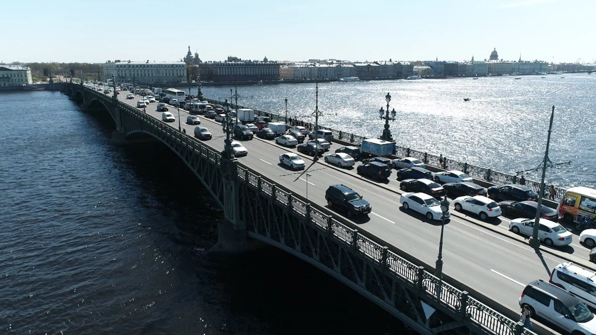 На Троицком мосту велосипедист врезался в кроссовер, пока плевал в хэтчбек - tvspb.ru