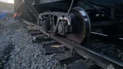 В Забайкалье 12 вагонов грузового поезда сошли с рельсов – что произошло