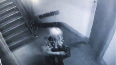 Видео: в подъезде на Дачном неизвестный сорвал цепочку с шеи 84-летней пенсионерки