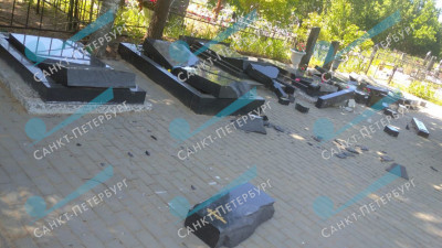 Вандалы разворотили 13 надгробий на кладбище в Красном Бору