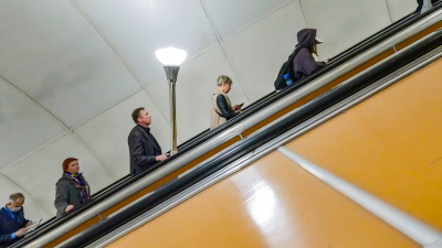 За сутки в петербургском метро пострадали две женщины