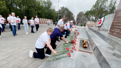 Участники автопробега «Дорогами Победы» возложили цветы к обелиску Славы воинам-освободителям