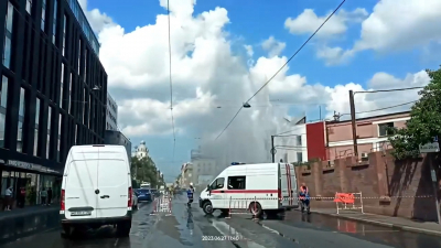 Фонтан теплой воды забил на Херсонской улице