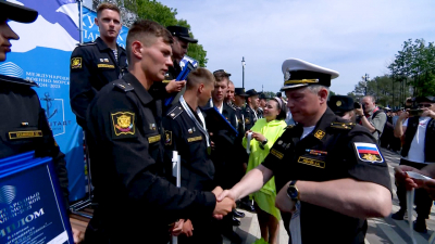 Победителей гребной гонки на приз главкома ВМФ наградили на площадке Военно-морского салона