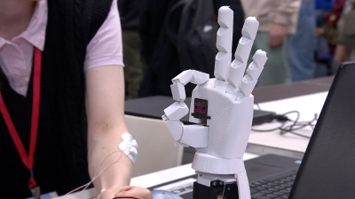 Бионическая рука и робот-дворецкий: изобретения школьников представили на фестивале «АЦТ-фест 2023» в Петербурге