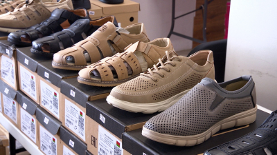 Сотни пар на любой сезон: петербуржцам рассказали, где купить удобную обувь