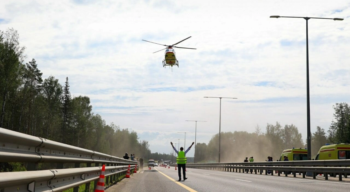 На трассе М-11 МЧС с помощью вертолета ликвидировал последствия учебной «аварии» - tvspb.ru