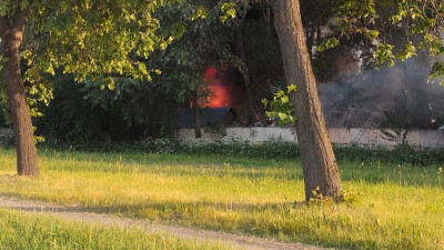 Спасатели и ремонтники схлестнулись в борьбе с огнем и водой во Фрунзенском районе
