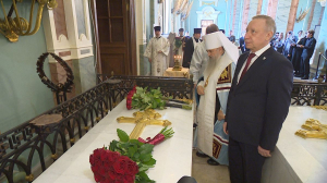 Александр Беглов возложил цветы к надгробию Петра I