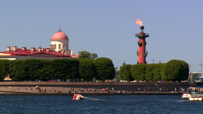 В честь Дня России в Петербурге зажгли Ростральные колонны