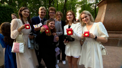 Более трёх тысяч выпускников стали участниками ежегодного «Бала медалистов» в Петергофе