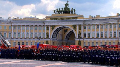 На Дворцовой площади прошел парад в честь 220-летия пожарной охраны Петербурга