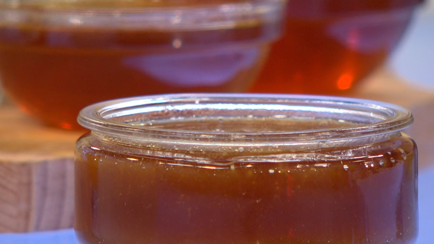 Натуральный мед как определить в домашних условиях. Как отличить поддельный мед от натурального. Проверка мёда на натуральность.