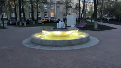 Журчит и светится: во дворе на Московском проспекте восстановили водное украшение