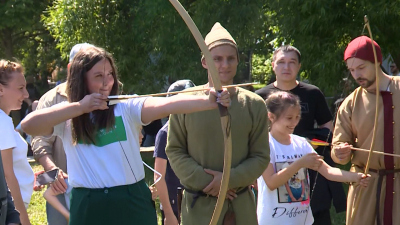 «Пострелять из лука и сразиться на мечах»: в Петербурге идет фестиваль «От Руси до России»