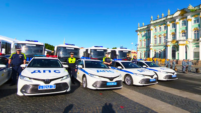 На Дворцовой площади прошел строевой смотр сотрудников полиции