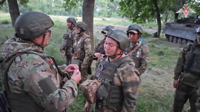 Бойцам СВО вручили награды за отражение атак ВСУ на Южно-Донецком направлении