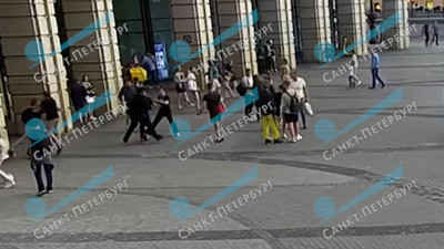 Драка подростков у «Галереи» попала на видео