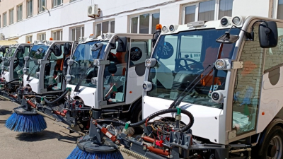 Петербургские коммунальщики получили первые пять уборочных машин нового поколения